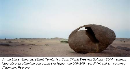 Armin Linke, Saharawi (Sard) Territories. Tank Tifariti Western Sahara - 2004 - stampa fotografica su alluminio con cornice di legno - cm 100x200 - ed. di 5+1 p.d.s. - courtesy Vistamare, Pescara