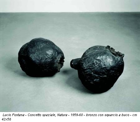 Lucio Fontana - Concetto spaziale, Natura - 1959-60 - bronzo con squarcio a buco - cm 42x58
