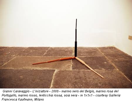 Gianni Caravaggio - L’iniziatore - 2008 - marmo nero del Belgio, marmo rosa del Portogallo, marmo rosso, lenticchia rossa, soia nera - m 1x1x1 - courtesy Galleria Francesca Kaufmann, Milano