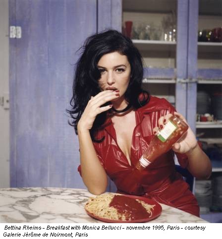Bettina Rheims - Breakfast with Monica Bellucci - novembre 1995, Paris - courtesy Galerie Jérôme de Noirmont, Paris