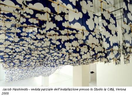 Jacob Hashimoto - veduta parziale dell’installazione presso lo Studio la Città, Verona 2008