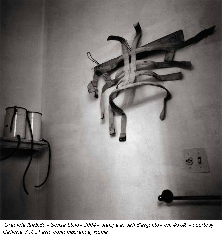 Graciela Iturbide - Senza titolo - 2004 - stampa ai sali d’argento - cm 45x45 - courtesy Galleria V.M.21 arte contemporanea, Roma