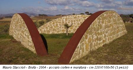 Mauro Staccioli - Brufa - 2004 - acciaio corten e muratura - cm 220X1100x50 (3 pezzi)