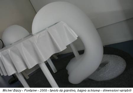 Michel Blazy - Fontaine - 2008 - tavolo da giardino, bagno schiuma - dimensioni variabili