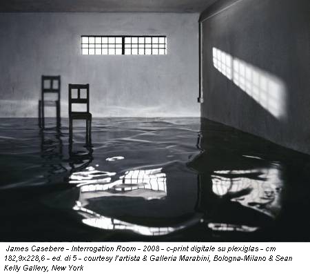 James Casebere - Interrogation Room - 2008 - c-print digitale su plexiglas - cm 182,9x228,6 - ed. di 5 - courtesy l’artista & Galleria Marabini, Bologna-Milano & Sean Kelly Gallery, New York