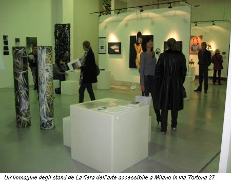 Un’immagine degli stand de La fiera dell’arte accessibile a Milano in via Tortona 27
