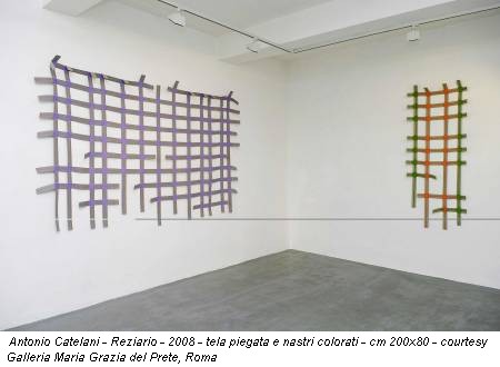 Antonio Catelani - Reziario - 2008 - tela piegata e nastri colorati - cm 200x80 - courtesy Galleria Maria Grazia del Prete, Roma
