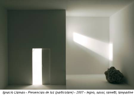 Ignacio Llamas - Presencias de luz (particolare) - 2007 - legno, sassi, rametti, lampadine