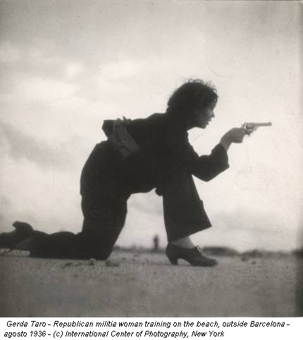 Gerda Taro - Republican militia woman training on the beach, outside Barcelona - agosto 1936 - (c) International Center of Photography, New York