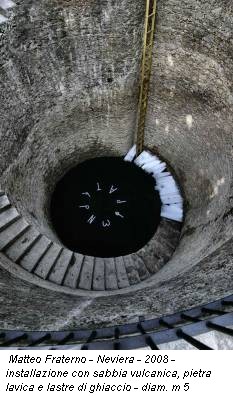 Matteo Fraterno - Neviera - 2008 - installazione con sabbia vulcanica, pietra lavica e lastre di ghiaccio - diam. m 5