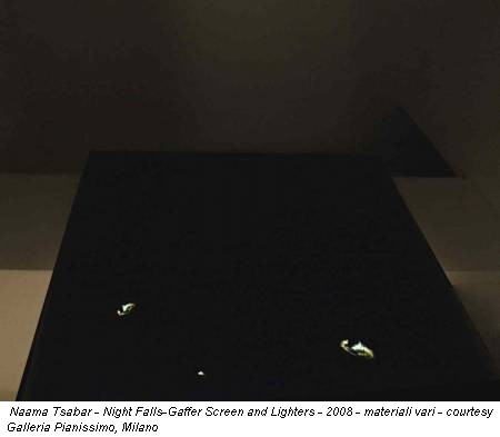 Naama Tsabar - Night Falls-Gaffer Screen and Lighters - 2008 - materiali vari - courtesy Galleria Pianissimo, Milano