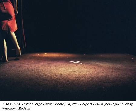 Lisa Kereszi - “X” on stage - New Orleans, LA, 2000 - c-print - cm 76,2x101,6 - courtesy Metronom, Modena