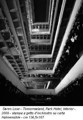 Søren Lose - Tomorrowland, Park Hotel, Interior - 2008 - stampa a getto d’inchiostro su carta Hahnemühle - cm 136,5x107