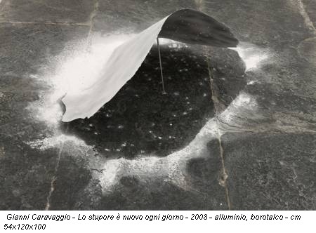 Gianni Caravaggio - Lo stupore è nuovo ogni giorno - 2008 - alluminio, borotalco - cm 54x120x100