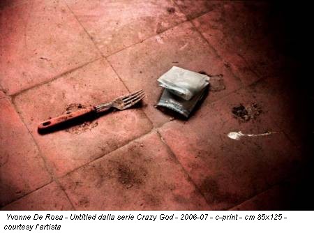 Yvonne De Rosa - Untitled dalla serie Crazy God - 2006-07 - c-print - cm 85x125 - courtesy l’artista