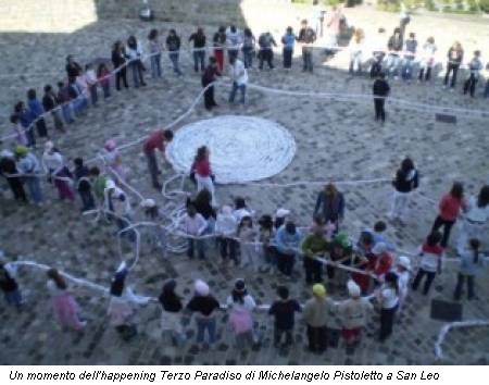Un momento dell'happening Terzo Paradiso di Michelangelo Pistoletto a San Leo