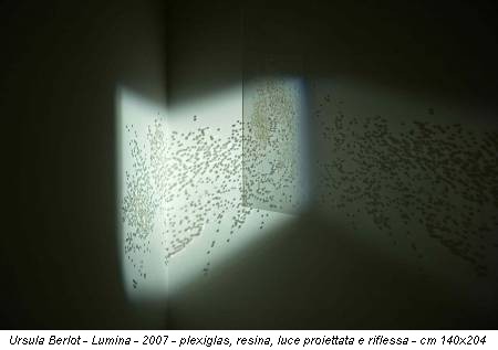 Ursula Berlot - Lumina - 2007 - plexiglas, resina, luce proiettata e riflessa - cm 140x204