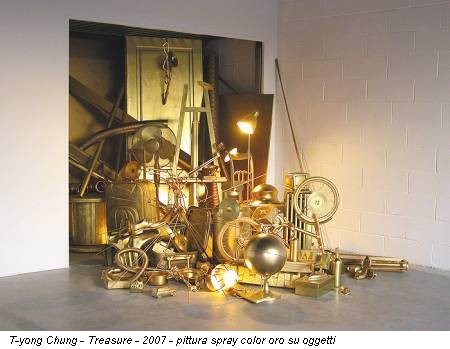 T-yong Chung - Treasure - 2007 - pittura spray color oro su oggetti