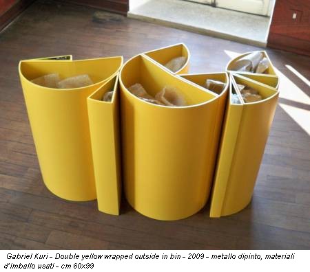 Gabriel Kuri - Double yellow wrapped outside in bin - 2009 - metallo dipinto, materiali d’imballo usati - cm 60x99