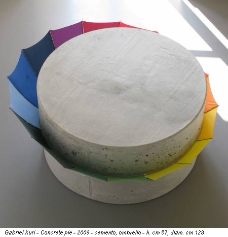 Gabriel Kuri - Concrete pie - 2009 - cemento, ombrello - h. cm 57, diam. cm 128