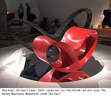 Ron Arad - Oh Void 2 Chair - 2004 - corian red - cm 116x197x46 - ed. di 6 - prod. The Gallery Mourmans, Maastricht - photo Tom Vack