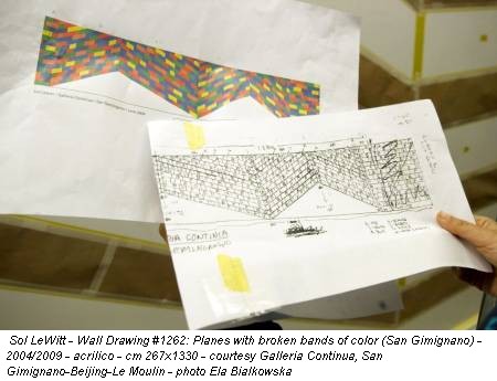 Sol LeWitt - Wall Drawing #1262: Planes with broken bands of color (San Gimignano) - 2004/2009 - acrilico - cm 267x1330 - courtesy Galleria Continua, San Gimignano-Beijing-Le Moulin - photo Ela Bialkowska
