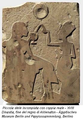 Piccola stele incompiuta con coppia reale - XVIII Dinastia, fine del regno di Akhenaton - Ägyptisches Museum Berlin und Papyrussammmlung, Berlino