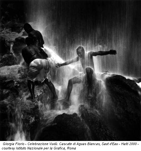 Giorgia Fiorio - Celebrazione Vudù. Cascate di Aguas Blancas, Saut d'Eau - Haiti 2000 - courtesy Istituto Nazionale per la Grafica, Roma