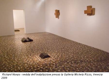 Richard Nonas - veduta dell’installazione presso la Galleria Michela Rizzo, Venezia 2009