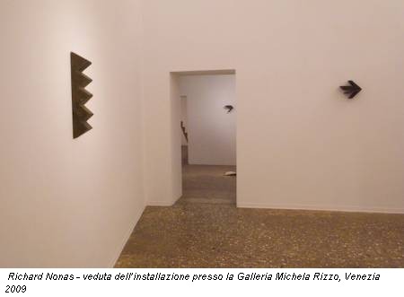 Richard Nonas - veduta dell’installazione presso la Galleria Michela Rizzo, Venezia 2009