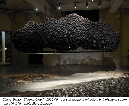 Shilpa Gupta - Singing Cloud - 2008-09 - assemblaggio di microfoni e di elementi sonori - cm 400x150 - photo Marc Domage