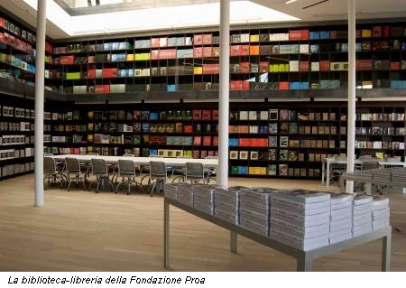 La biblioteca-libreria della Fondazione Proa