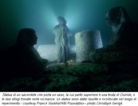 Statua di un sacerdote che porta un vaso, la cui parte superiore è una testa di Osiride, e le due sfingi trovate nelle vicinanze. Le statue sono state ripulite e ricollocate nel luogo di reperimento - courtesy Franck Goddio/Hilti Foundation - photo Christoph Gerigk