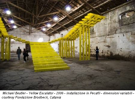 Michael Beutler - Yellow Escalator - 2006 - installazione in Pecafil - dimensioni variabili - courtesy Fondazione Brodbeck, Catania
