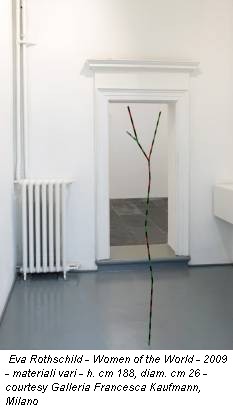 Eva Rothschild - Women of the World - 2009 - materiali vari - h. cm 188, diam. cm 26 - courtesy Galleria Francesca Kaufmann, Milano