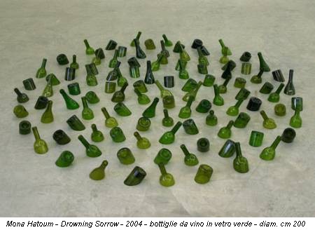 Mona Hatoum - Drowning Sorrow - 2004 - bottiglie da vino in vetro verde - diam. cm 200