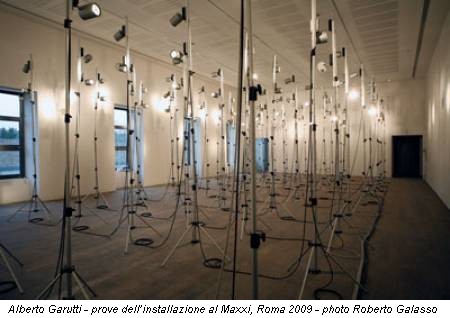 Alberto Garutti - prove dell’installazione al Maxxi, Roma 2009 - photo Roberto Galasso