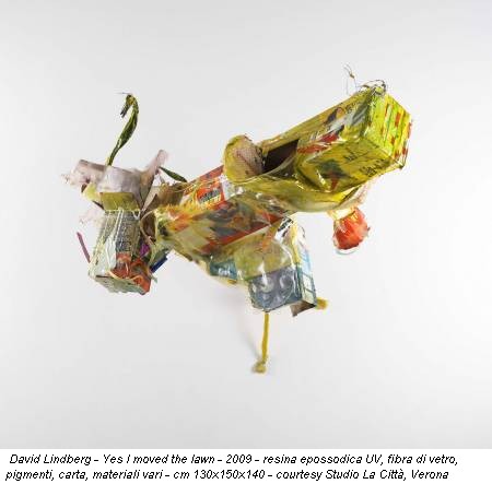 David Lindberg - Yes I moved the lawn - 2009 - resina epossodica UV, fibra di vetro, pigmenti, carta, materiali vari - cm 130x150x140 - courtesy Studio La Città, Verona