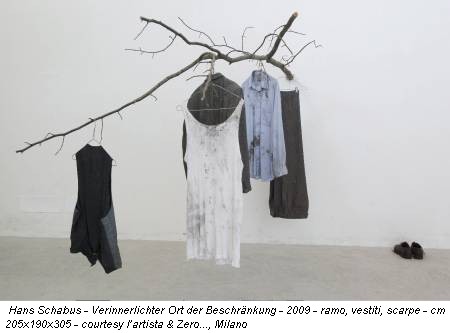 Hans Schabus - Verinnerlichter Ort der Beschränkung - 2009 - ramo, vestiti, scarpe - cm 205x190x305 - courtesy l’artista & Zero..., Milano