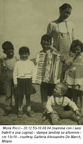 Moira Ricci - 20.12.53-10.08.04 (mamma con i suoi fratelli e una cugina) - stampa lambda su alluminio - cm 13x19 - courtesy Galleria Alessandro De March, Milano