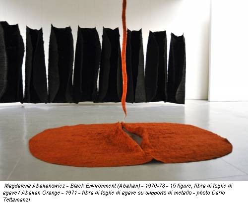 Magdalena Abakanowicz - Black Environment (Abakan) - 1970-78 - 15 figure, fibra di foglie di agave / Abakan Orange - 1971 - fibra di foglie di agave su supporto di metallo - photo Dario Tettamanzi