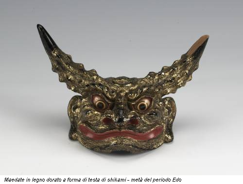 Maedate in legno dorato a forma di testa di shikami - metà del periodo Edo