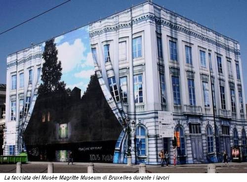 La facciata del Musée Magritte Museum di Bruxelles durante i lavori