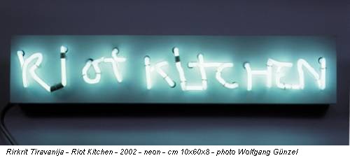 Rirkrit Tiravanija - Riot Kitchen - 2002 - neon - cm 10x60x8 - photo Wolfgang Günzel
