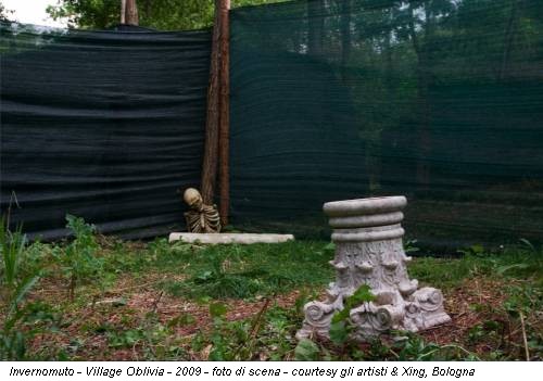 Invernomuto - Village Oblivia - 2009 - foto di scena - courtesy gli artisti & Xing, Bologna