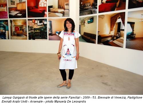 Lamya Gargash di fronte alle opere della serie Familial - 2009 - 53. Biennale di Venezia, Padiglione Emirati Arabi Uniti - Arsenale - photo Manuela De Leonardis