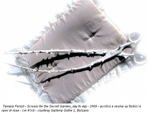 Tamara Ferioli - Scissor for the Secret Garden_day to day - 2009 - acrilico e resina su forbici e rami di rose - cm 41x8 - courtesy Galleria Gothe 2, Bolzano