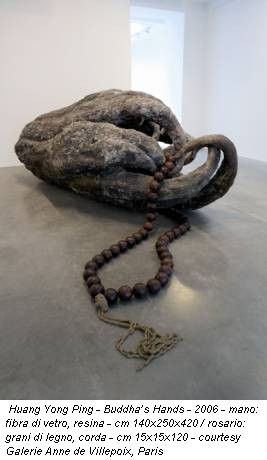 Huang Yong Ping - Buddha’s Hands - 2006 - mano: fibra di vetro, resina - cm 140x250x420 / rosario: grani di legno, corda - cm 15x15x120 - courtesy Galerie Anne de Villepoix, Paris