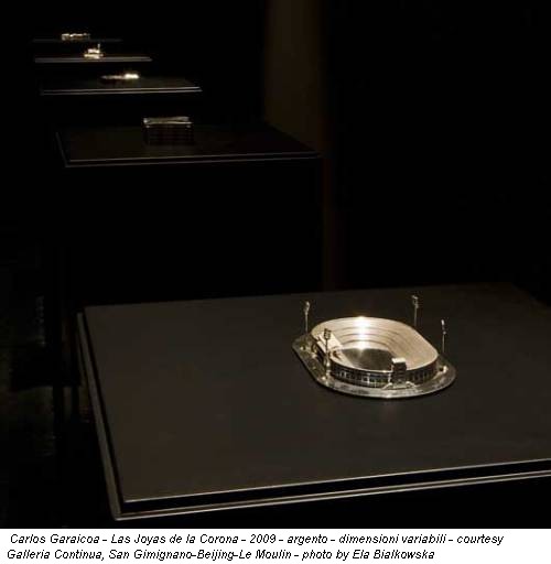 Carlos Garaicoa - Las Joyas de la Corona - 2009 - argento - dimensioni variabili - courtesy Galleria Continua, San Gimignano-Beijing-Le Moulin - photo by Ela Bialkowska