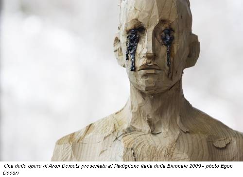 Una delle opere di Aron Demetz presentate al Padiglione Italia della Biennale 2009 - photo Egon Decori